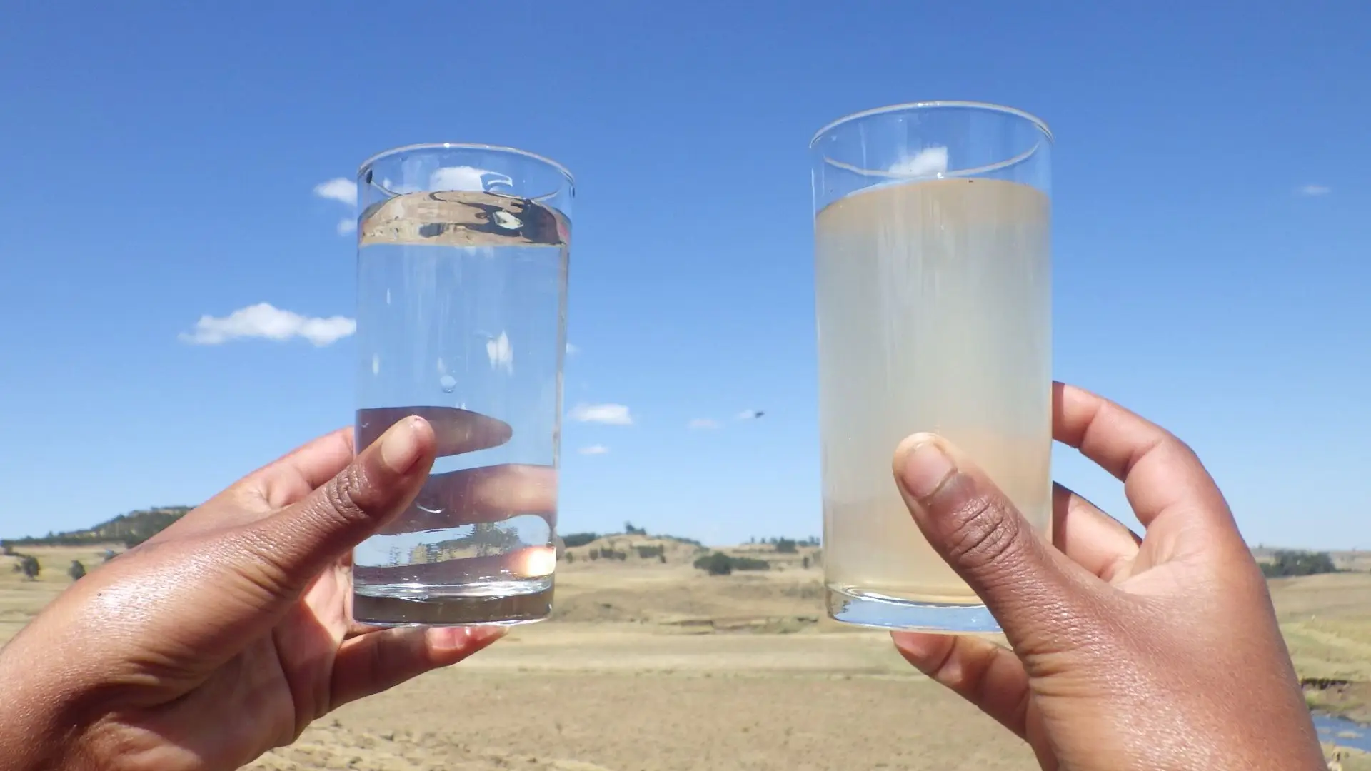 Le système de purification de l'eau de Yamaha Motor ouvre la voie à une nouvelle vie pour les habitants des marchés émergents. 3 Het rivierwater dat lang door de bewoners werd gebruikt (rechts) en het schone water dat door de YCW wordt verstrekt (links).