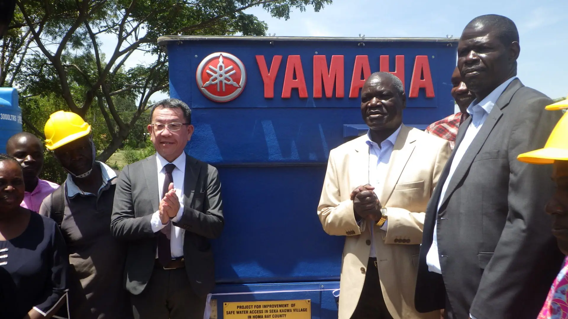 Le système de purification de l'eau de Yamaha Motor ouvre la voie à une nouvelle vie pour les habitants des marchés émergents. 2 In oktober 2022 werd een overhandigingsceremonie gehouden voor een YCW-unit die pas was geïnstalleerd op het terrein van een school in het dorp Seka Kagwa bij het Victoriameer in Kenia.